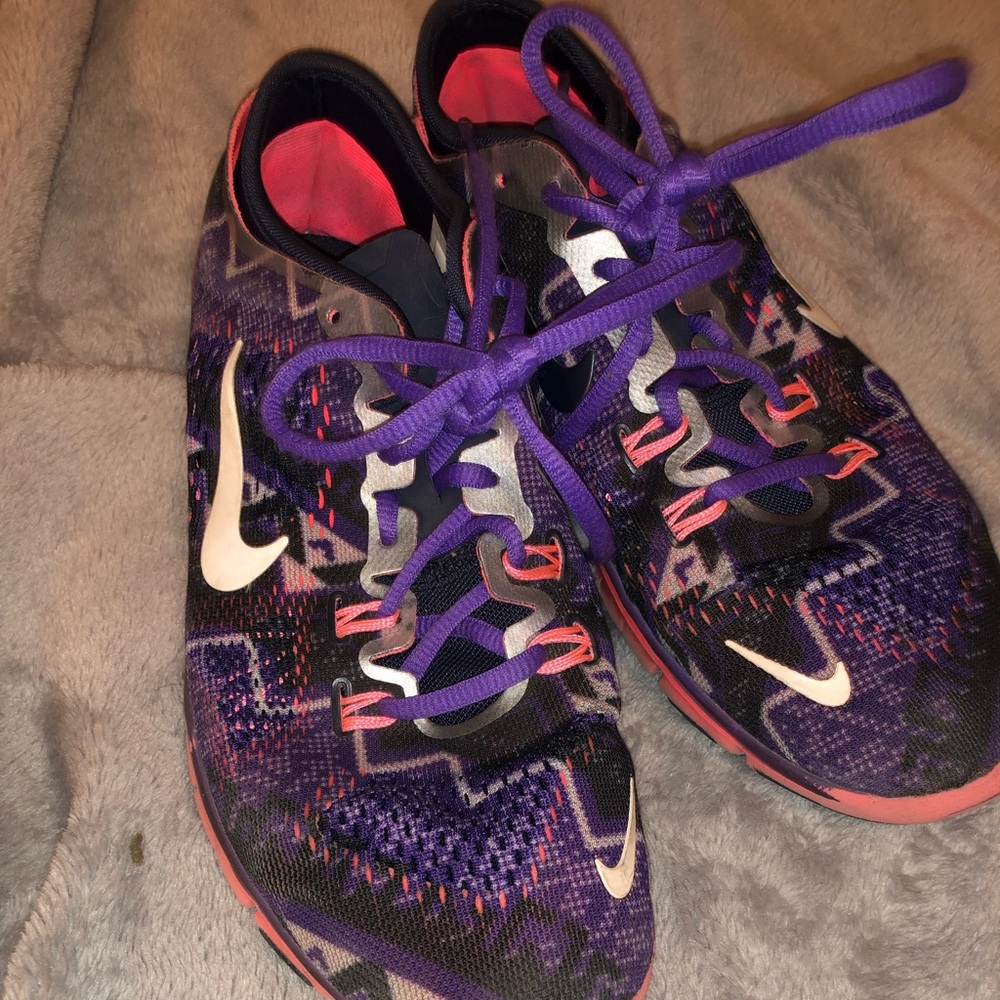 Adorable print and colored Nike’s 😍